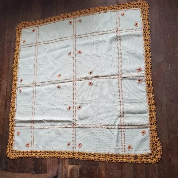 Square Tablecloth - Picture 2 of 4